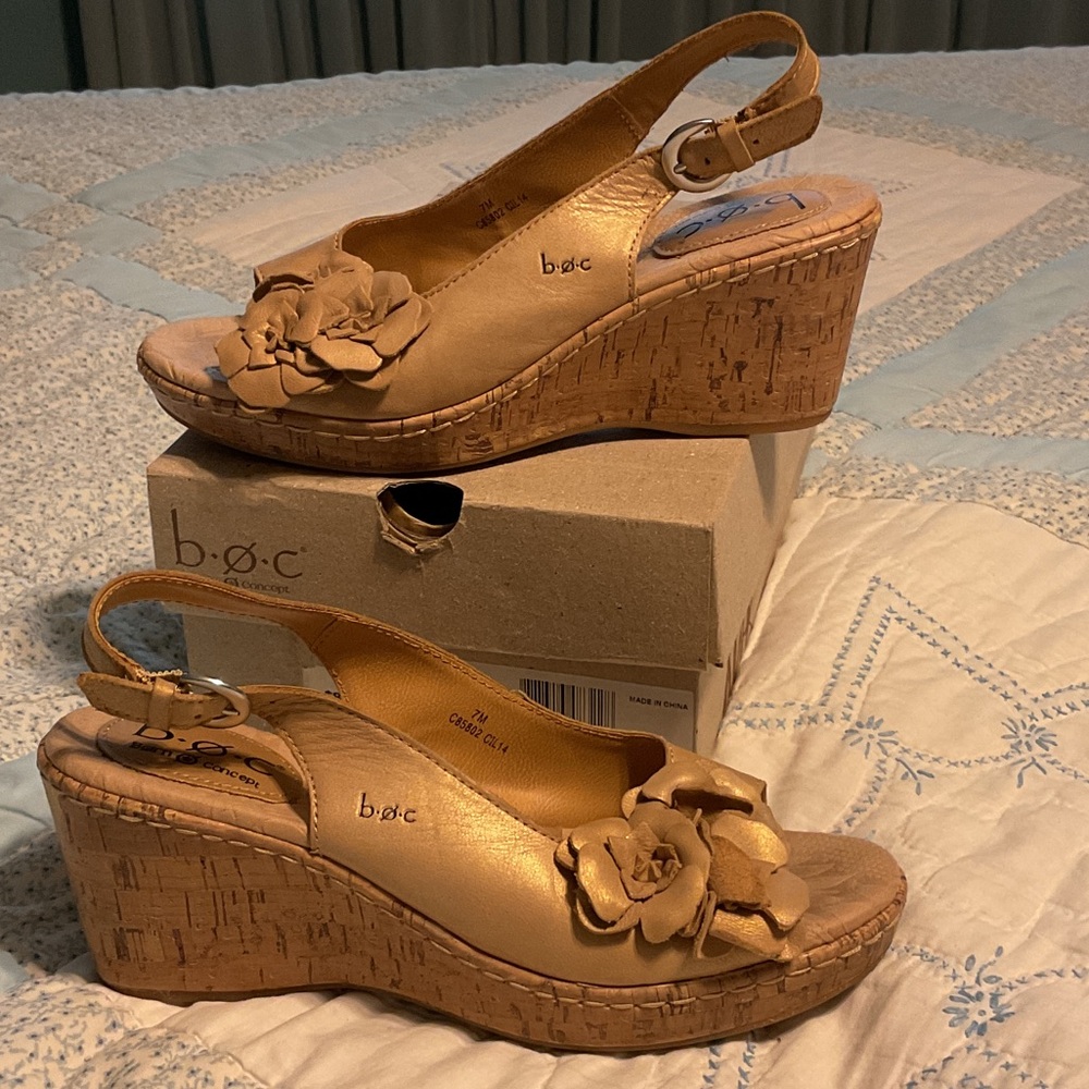 Women's BORN Concept Metallic Tan Wedge Sandals DANDEE, size 7